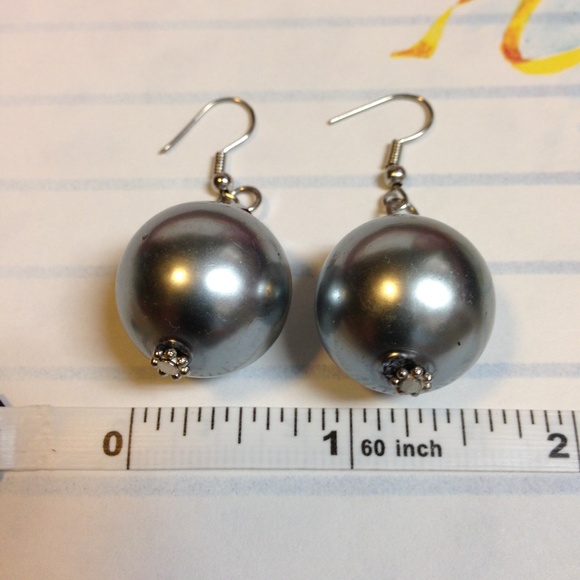 Pearl In A Grayish Metallic Tone Drop Earrings - Picture 7 of 8